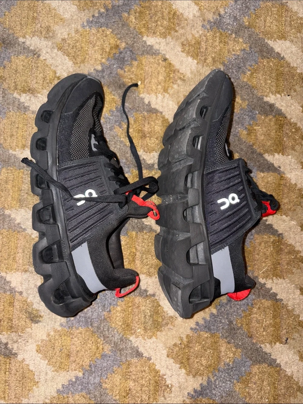 On Running Cloudswift junior Shoe in Dark Gray with Red Pull Tab size 6.5Y
